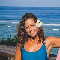 Quem é Giulia Manfrini? Surfista de 36 anos morre após ataque de peixe-espada e gera comoção na web: 'Fazendo o que amava'