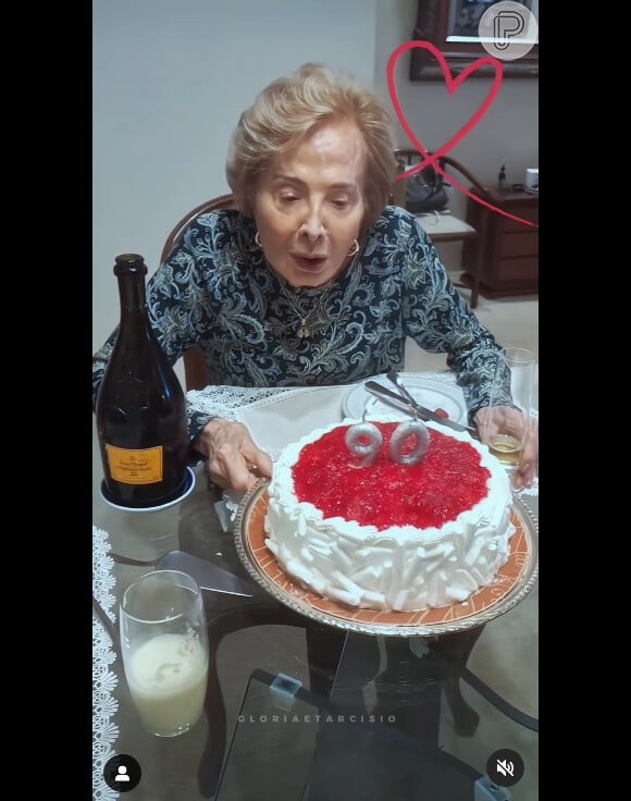 Gloria Menezes teve um pouco de dificuldade para apgar as velinhas do seu aniversário de 90 anos