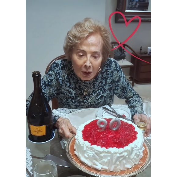 Gloria Menezes teve um pouco de dificuldade para apgar as velinhas do seu aniversário de 90 anos
