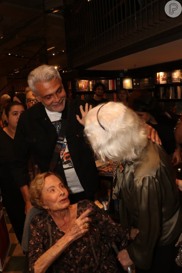 Gloria Menezes tem feito raras aparições em público - atriz se encontrou com Fernanda Montenegro no lançamento do novo livro de Boni, ex-diretor da Globo