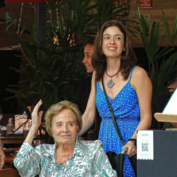 Gloria Menezes está usando cadeira de rodas para se locomover; atriz tem 90 anos