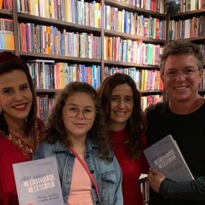 Narcisa com Boninho e a esposa, Ana Furtado, durante um lançamento de livro de Marianna