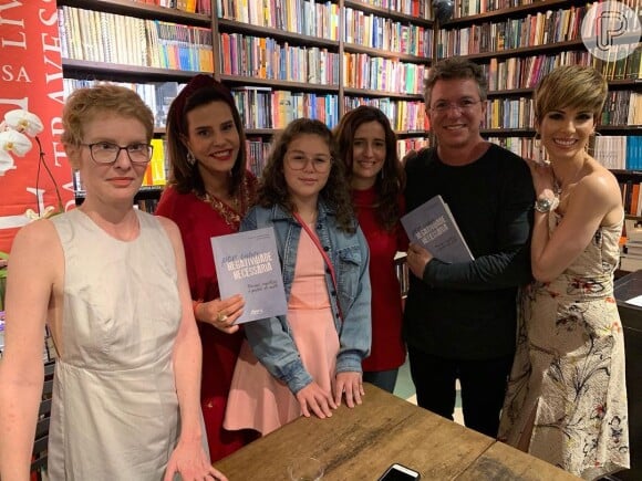 Narcisa com Boninho e a esposa, Ana Furtado, durante um lançamento de livro de Marianna