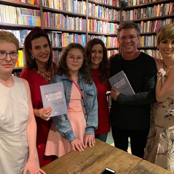 Narcisa com Boninho e a esposa, Ana Furtado, durante um lançamento de livro de Marianna