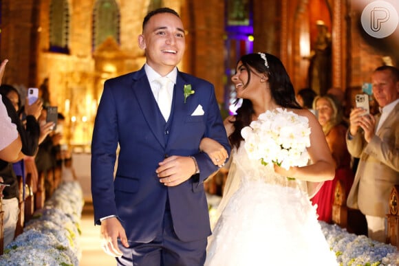 Aliança de casamento de João Gomes com Ary Mirelle ficou pequena no dedo do cantor: 'Ela ficou na igreja bem assim comigo: 'Tu engordou''