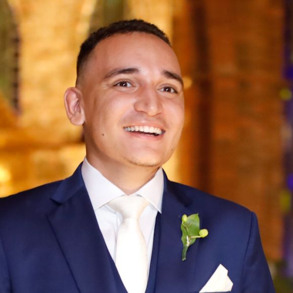 Aliança de casamento de João Gomes com Ary Mirelle ficou pequena no dedo do cantor: 'Ela ficou na igreja bem assim comigo: 'Tu engordou''