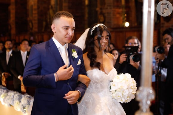 Casamento de João Gomes e Ary Mirelle teve imprevisto com aliança do cantor não entrando no seu dedo. 'Fiquei dizendo que estava me sentindo mal, porque fui eu que comprei', disse a influencer