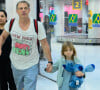 Manuela, filha de Eliana e de Adriano Ricco, rouba cena com look azul no aeroporto do RJ.