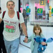 Como ela cresceu! Sem Eliana, Manuela rouba cena de lookinho azul em fotos no aeroporto com o pai, Adriano Ricco