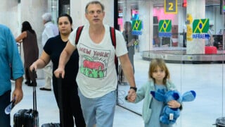 Como ela cresceu! Sem Eliana, Manuela rouba cena de lookinho azul em fotos no aeroporto com o pai, Adriano Ricco