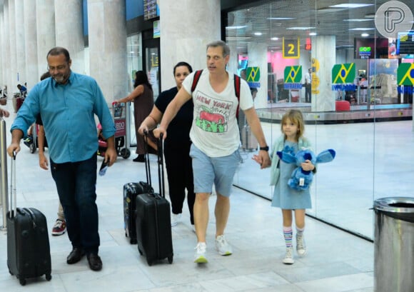 Sem Eliana, a Manu desembarcou com o pai no Santos Dumont nesta quinta-feira (24).