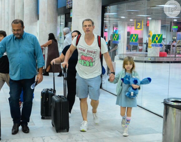 Manuela (7 anos), estava com um look todo fashionista azul: desde o seu bichinho, até o vestido e o casaco.