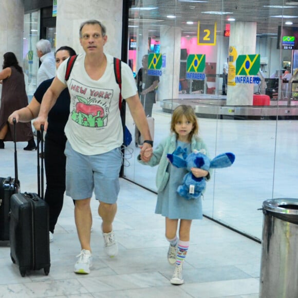 Manuela (7 anos), estava com um look todo fashionista azul: desde o seu bichinho, até o vestido e o casaco.