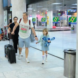 Sem Eliana, Manuela estava com Adriano Ricco e também usou o azul no detalhe das listras, nas meias. Uma verdadeira fashionista!