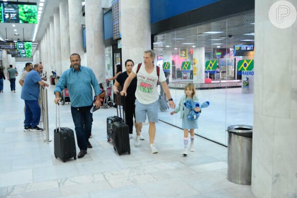 Sem Eliana, Manuela estava com Adriano Ricco e também usou o azul no detalhe das listras, nas meias. Uma verdadeira fashionista!