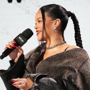 Sempre muito vaidosa, Rihanna teve seus segredos de beleza revelados por Priscilla Ono, maquiadora da Fenty Beauty 