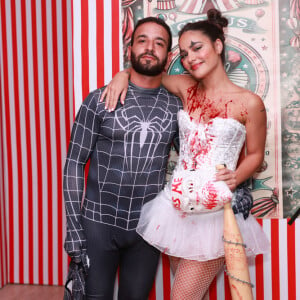 Diogo Fialho e Giullia Buscacio compareceram à festa de Halloween promovida por Giovanna Lancelotti