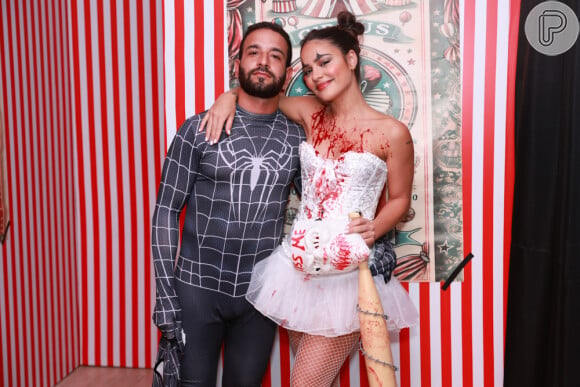 Diogo Fialho e Giullia Buscacio compareceram à festa de Halloween promovida por Giovanna Lancelotti