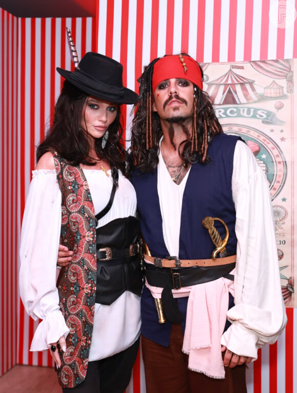 Pedro Scooby e Cintia Dicker fantasiados de 'Piratas do Caribe'