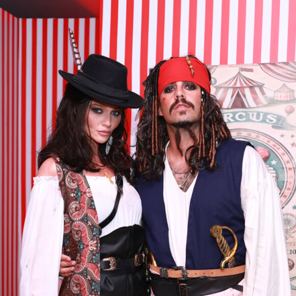 Pedro Scooby e Cintia Dicker fantasiados de 'Piratas do Caribe'