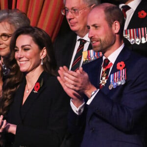 Kate Middleton faz primeira grande aparição ao lado de Príncipe William e a Família Real após fim da quimioterapia