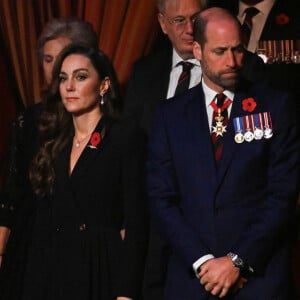 Após a chegada do casal, William colocou um braço nas costas de Kate várias vezes enquanto eram recebidos na entrada do Royal Albert Hall