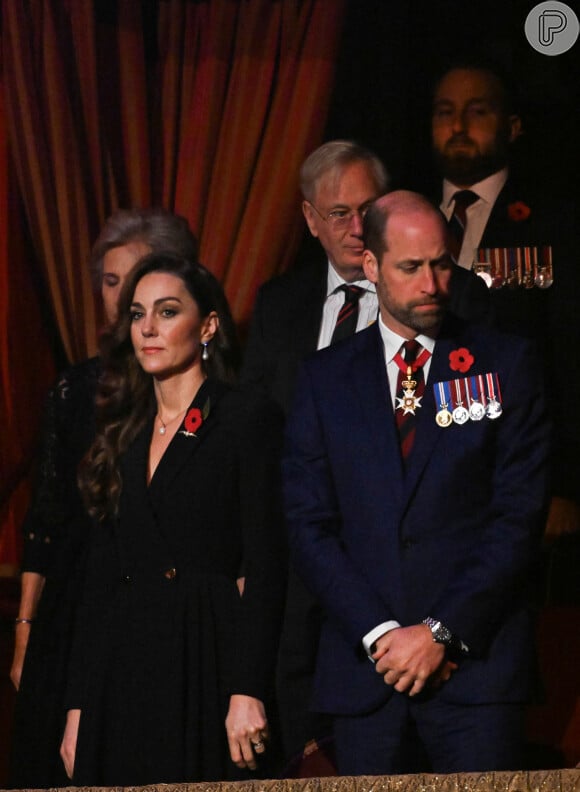 Após a chegada do casal, William colocou um braço nas costas de Kate várias vezes enquanto eram recebidos na entrada do Royal Albert Hall