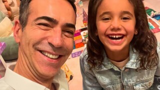 Cesar Tralli comove a web em vídeo com a filha, Manuella, ao recordar morte trágica da mãe: 'Gesto amoroso e valioso'