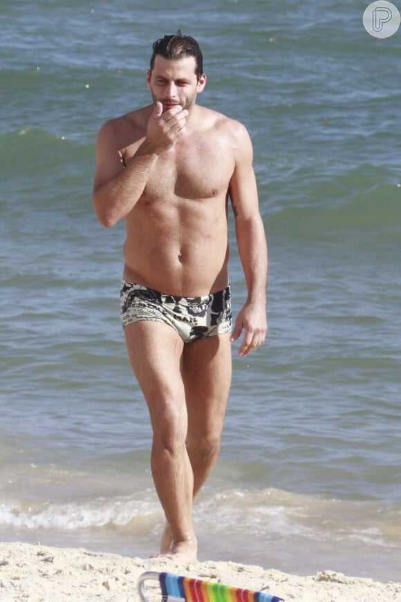 Em 2014, Henri Castelli exibiu uma barriguinha saliente na praia