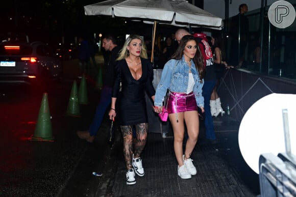 Andressa Urach e Mari Ávila assumiram namoro ao chegarem em casa noturna de SP