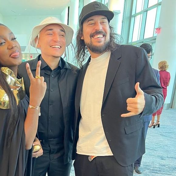 Iza escolheu um vestido longo e bem larguinho, que muito lembra uma bata