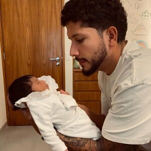 Yuri Lima com a filha, Nala, fruto da relação com Iza