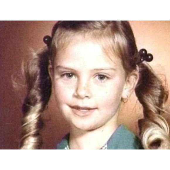 Sabe quem é ela? Essa garotinha é ninguém menos que Charlize Theron e sofreu muito em sua infância