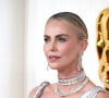 Charlize Theron lidou com um pai alcoólatra que agredia a própria mãe durante sua infância