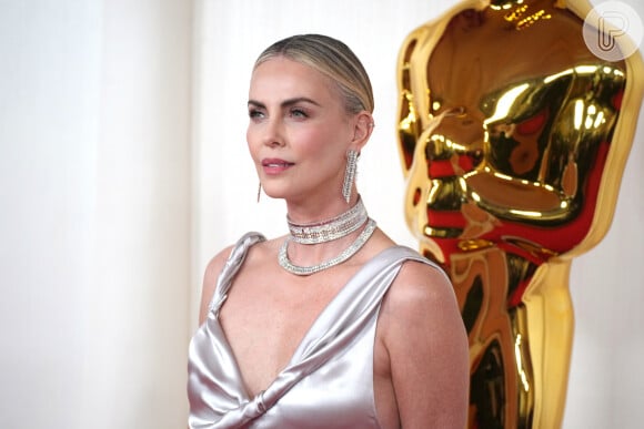 Charlize Theron lidou com um pai alcoólatra que agredia a própria mãe durante sua infância