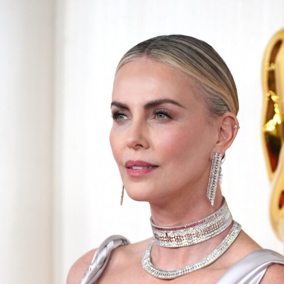 Charlize Theron lidou com um pai alcoólatra que agredia a própria mãe durante sua infância