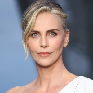 Mãe de Charlize Theron não foi indiciada pelo assassinato e hoje a atriz fala abertamente sobre o caso