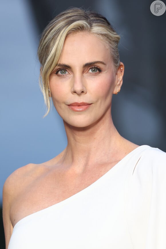 Mãe de Charlize Theron não foi indiciada pelo assassinato e hoje a atriz fala abertamente sobre o caso