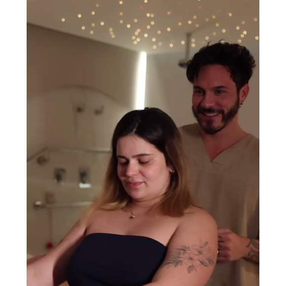 Neste domingo (17), Viih Tube compartilhou um vídeo mostrando os detalhes do seu parto de 19 horas