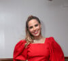 Wanessa Camargo preferiu um look vermelho tendo blusa com mangas bufantes