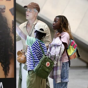 Filhos param pra olhar vitrine com Bruno Gagliasso em Aeroporto do Rio