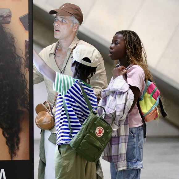 Filhos param pra olhar vitrine com Bruno Gagliasso em Aeroporto do Rio