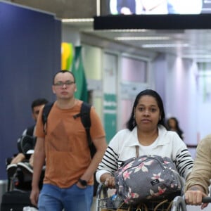 Bruno Gagliasso exibe cabelo platinado em aeroporto