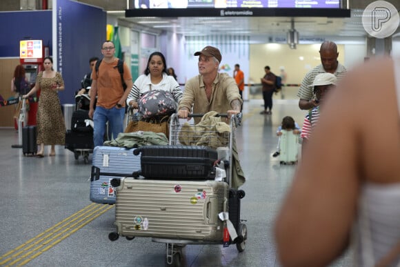 Bruno Gagliasso exibe cabelo platinado em aeroporto