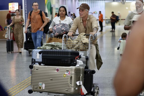 Tendência? Giovanna Ewbank usa par tênis com cadarços de cores diferentes em aerolook após viagem em família. Fotos!