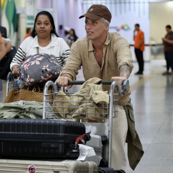 Tendência? Giovanna Ewbank usa par tênis com cadarços de cores diferentes em aerolook após viagem em família. Fotos!