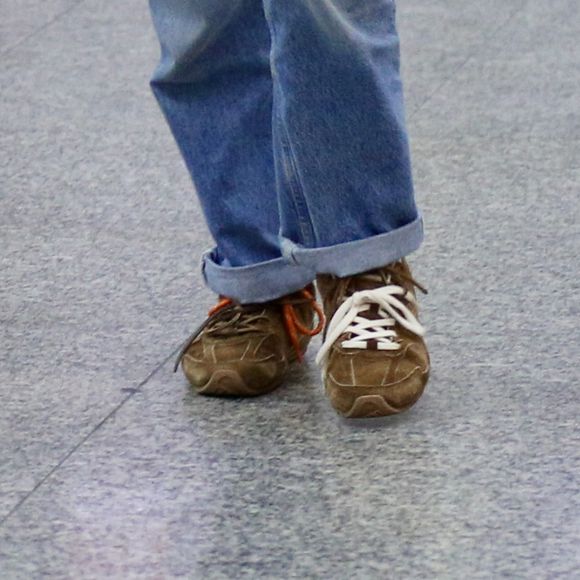 Giovanna Ewbank causa com cadarços de cores diferentes no mesmo par de tênis