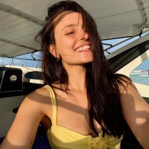 Larissa Manoela colocou o biquíni amarelo para jogo durante a viagem.