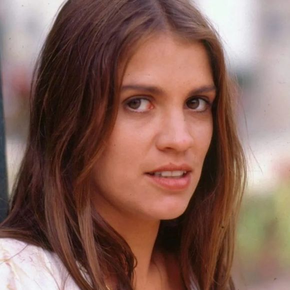 Tássia Camargo também desde 2019 não faz novelas, mas no Brasil seu mais recente trabalho foi em 2007