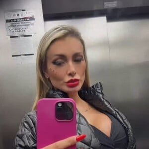 Andressa Urach surgiu já pronta em sua rede social e avisou: 'partiu sentar'